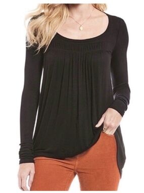 A81 We the Free love valley  Black Long-Sleeve Pleated Scoop Neck Top